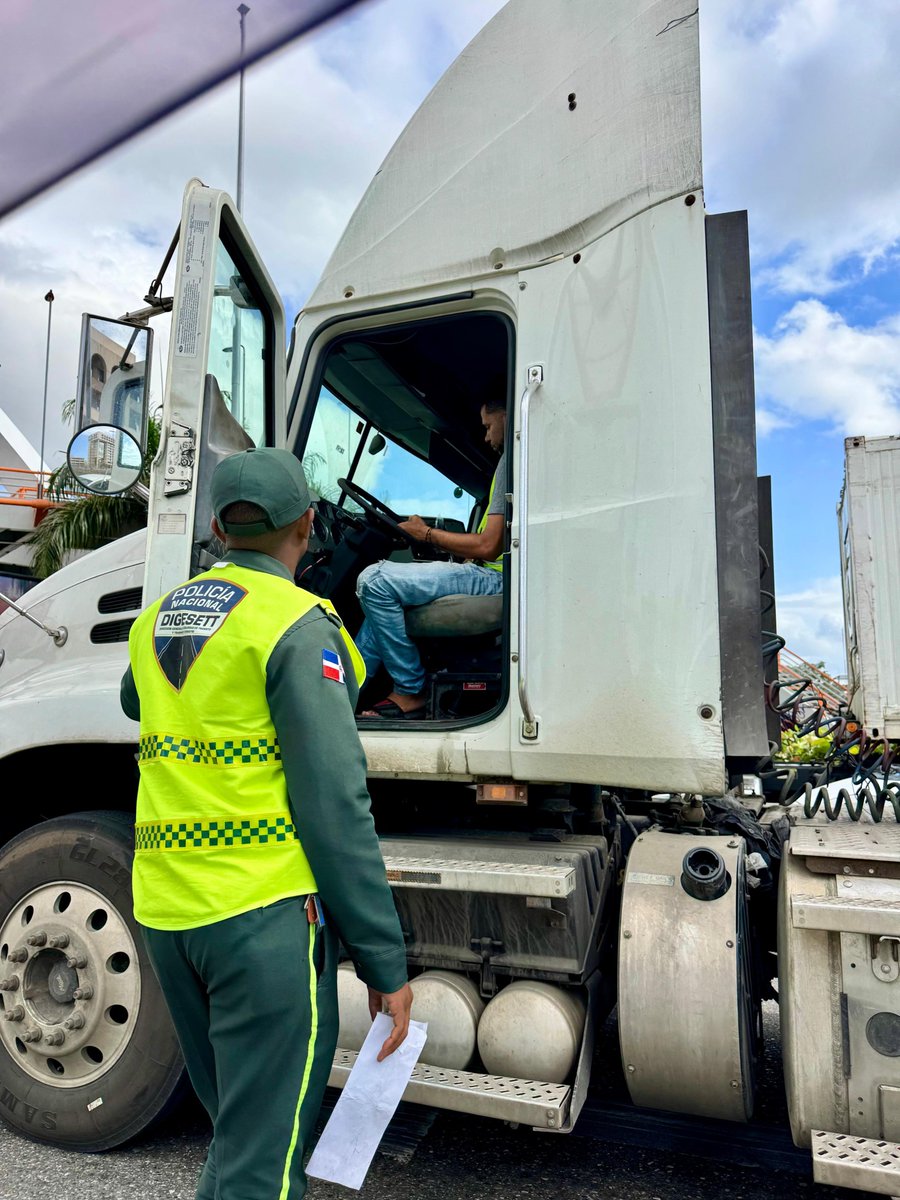 ListinDiario's tweet photo. #LaRepúblicaLD | Dos gremios valoran limitar horario de vehículos pesados

🔗https://t.co/rhnzcQUl7G

#ListínDiario https://t.co/cnJ2C3wT1Z