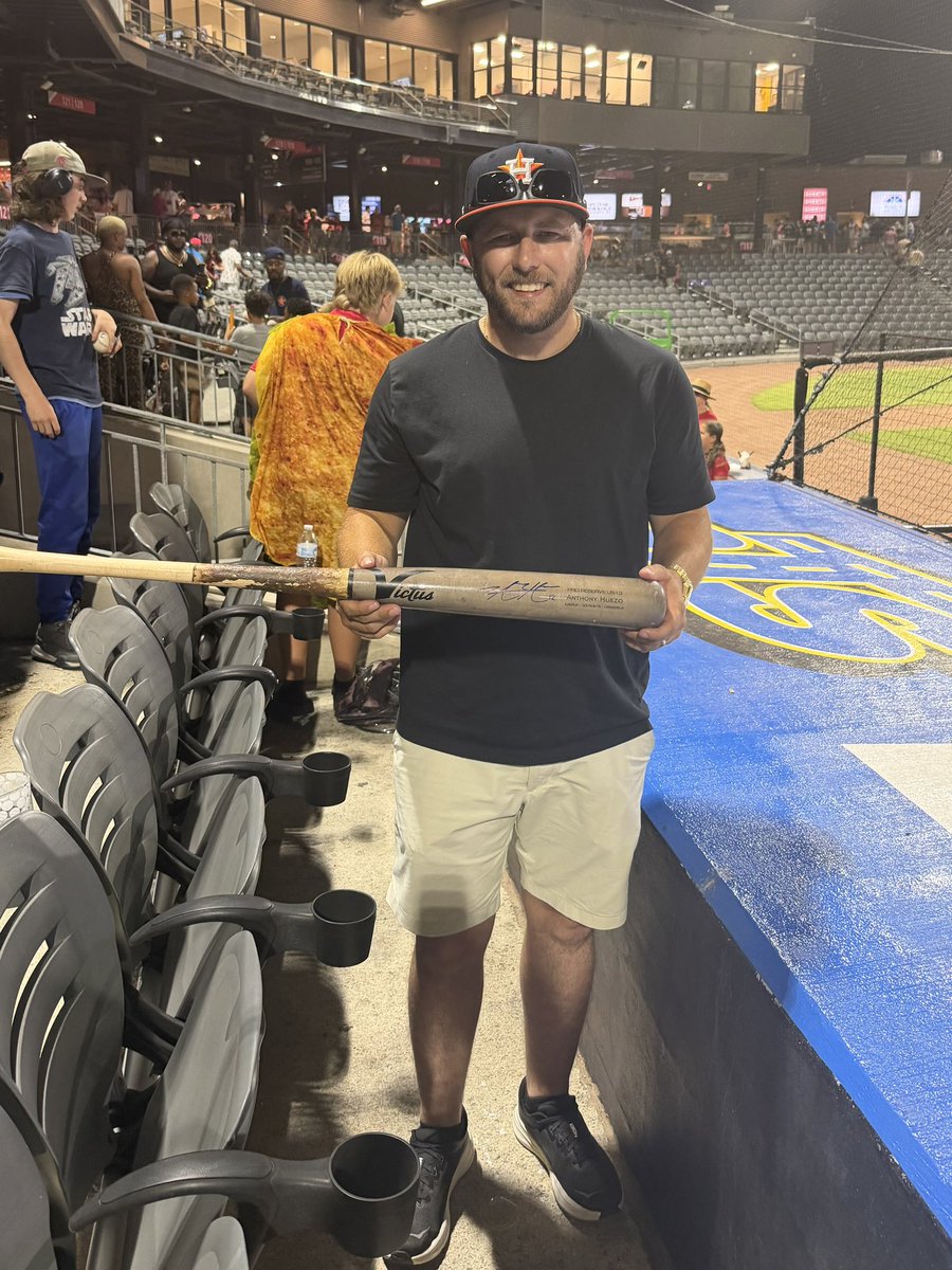 mrwhite920's tweet photo. Fayetteville Woodpeckers won 3-2 with Anthony Huezo's 3-run homer. He also gave me his bat and personally hand signed it. What a game. Let’s Go!
@WoodpeckersNC https://t.co/dVNfnYgrIq