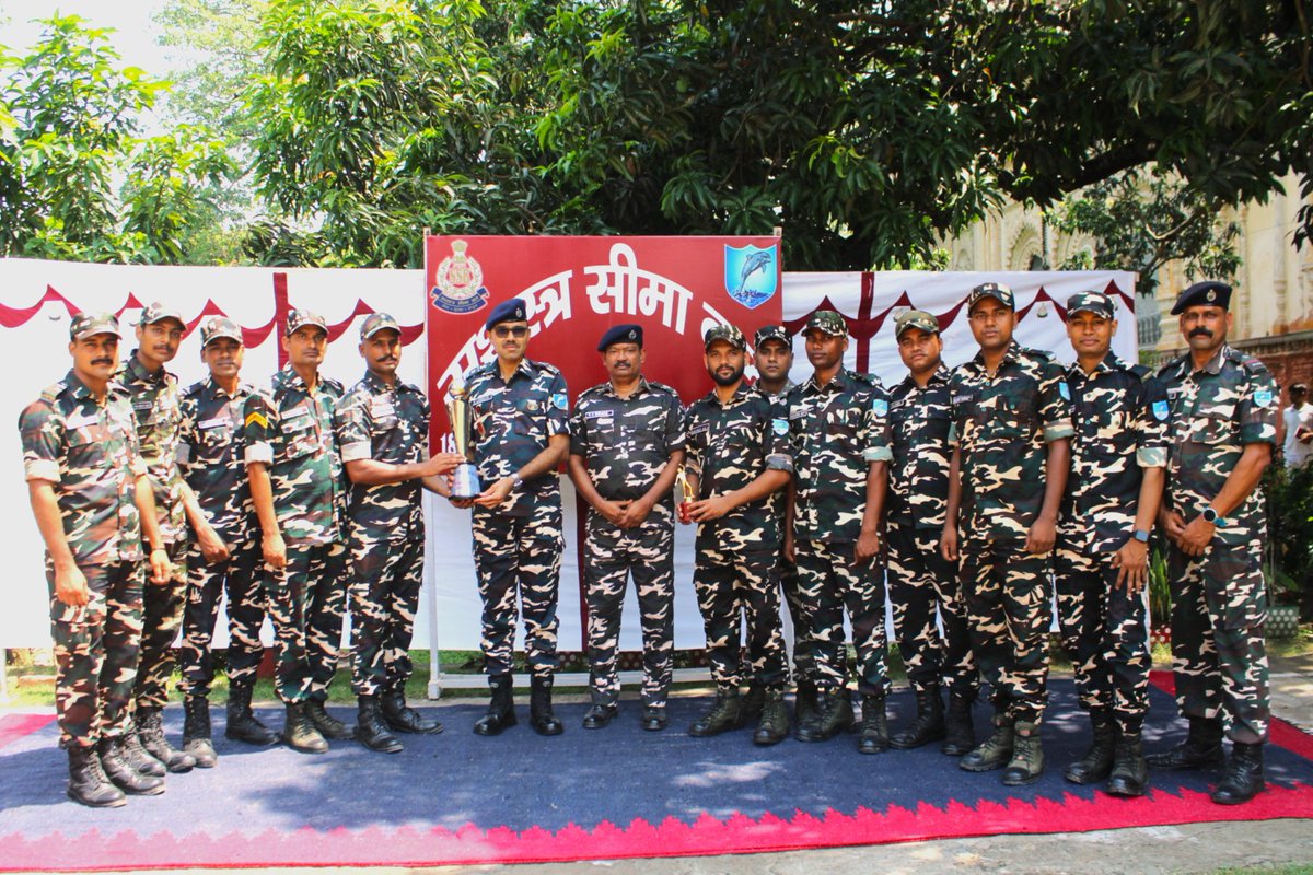 18BnSSB_INDIA's tweet photo. 56 वीं वाहिनी स. सी. बल बथनाहा में आयोजित दो दिवसीय इन्टर बटालियन क्रिकेट टूर्नामेंट में उप-विजेता रहीं टीम के आगमन पर दिनांक 06.06.26 को श्री कोजा राम लोमरोड कमांडिंग ऑफिसर 18वी वाहिनी सशस्त्र सीमा बल, राजनगर द्वारा खिलाड़ियों को प्रोत्साहित किया गया ।@SSB_INDIA @ssbpatna https://t.co/KVnTgdv9wW