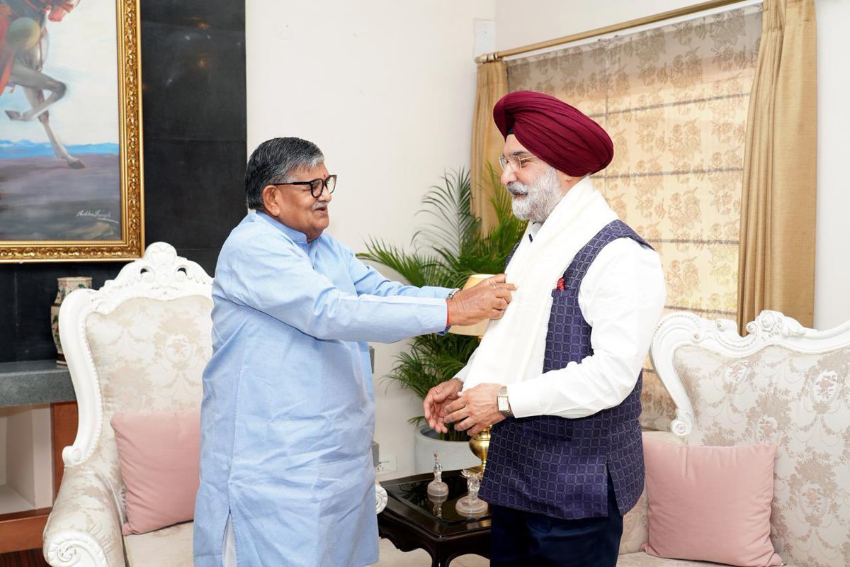 LokNiwasDelhi's tweet photo. माननीय उपराज्यपाल सरदार @SandhuTaranjitS ने आज पंजाब के राज्यपाल और केंद्र शासित प्रदेश चंडीगढ़ के प्रशासक श्री गुलाब चंद कटारिया से औपचारिक मुलाकात की। https://t.co/CrXsp8pscf