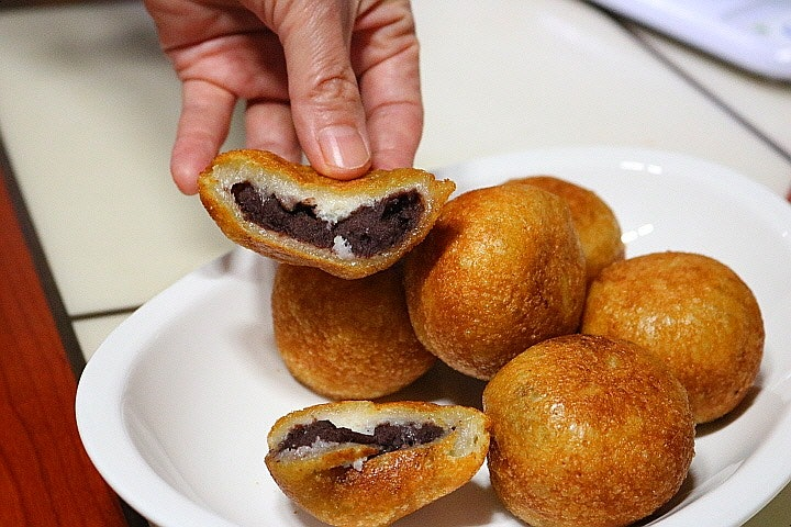 drjpstudies's tweet photo. 韓国で「もち米ドーナッツ(찹쌀도넛)」食べたら同じ味がすると思う。写真はあんこ入り。 https://t.co/h7y0VBcOOI