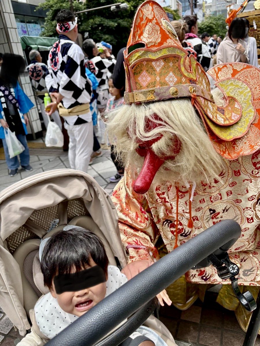 DJ_tacoooooooss's tweet photo. 1歳児が天狗に出会って号泣してるの、めちゃめちゃかわいい☺️ https://t.co/b15YVSTPAM