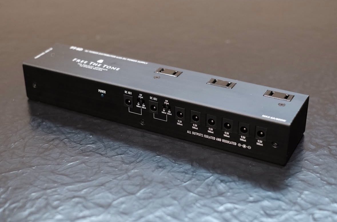 yhayashifrtt's tweet photo. [FREE THE TONE 新製品情報] 
PT-5Dの後継機種、PT-6D AC POWER DISTRIBUTOR with DC POWER SUPPLYの発売時期が今年夏頃に決定いたしました。

PT-6DはアイソレートDCアジャスト出力端子( DC9V / 12V / 18V ) × 2、アイソレート端子( 9.5V 500mA ) × 6を搭載しております。
DCアジャスト出力端子の追加に加え、全ての出力端子をアイソレート仕様とすることで、大幅な進化を遂げております。

現在、発売に向けて最終調整を進めております。
追加の情報や正式な発売日につきましては、SNSおよび弊社ウェブサイトにて随時ご案内いたします。
よろしくお願い致します。

#freethetone
#フリーザトーン
#PT6D
#パワーサプライ