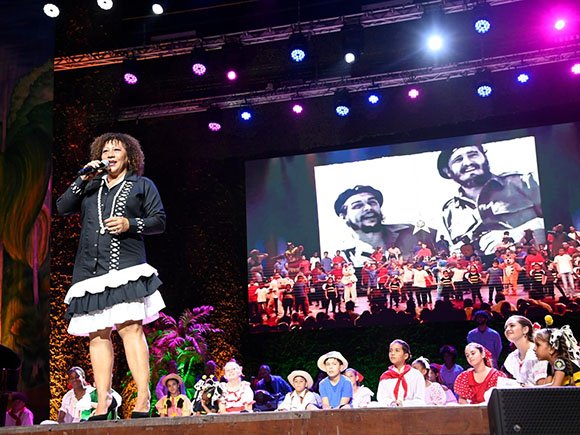 LuisMorlote's tweet photo. "Raúl es #Cuba y a Cuba no se toca", expresó @DiazCanelB en el conmovedor homenaje al líder de la Revolución Cubana Raúl Castro Ruz por su cumpleaños 95 y al aniversario 65 del @minint_cuba.

Como dijera Martí: "se afirma un pueblo que honra a sus héroes".

#RaúlEsRaúl
#95DeRaúl https://t.co/hTUfdYEezh