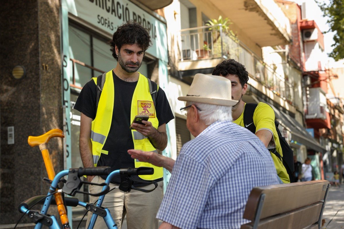 La_Directa's tweet photo. Avui 1.800 persones voluntàries s'han desplegat a 42 municipis de Catalunya per fer una macroenquesta sobre el cost de la vida que té com a objectiu organitzar una vaga general.

➡️ https://t.co/RyUF1cY9GA

Fotos de @rosergamonal a Sabadell https://t.co/RYeYyvUhBB