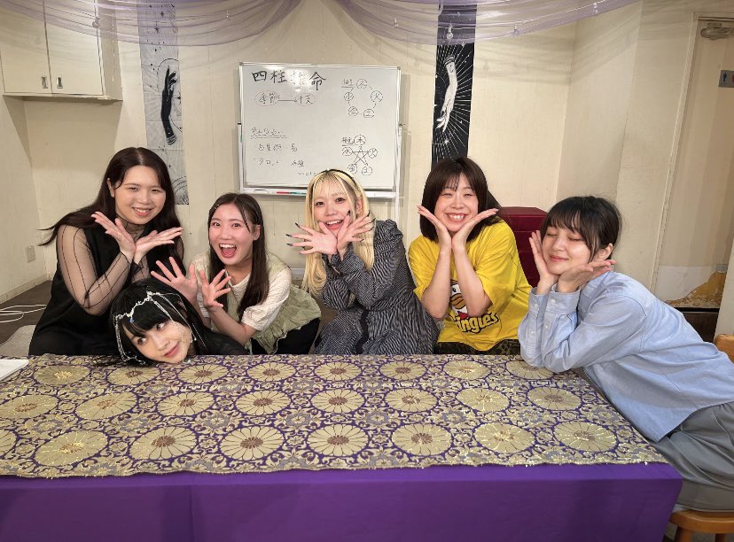 hapimm_a's tweet photo. #裏がないとは言わせない
本日もご来場ありがとうございました！
今日限りのメンバー
沢山笑ってくださって嬉しかったぁ🥹

今日のツーショは明桜ちゃん🌸
誰よりも台本覚えるのが早くて、周りをよく見てるお姉さん的存在！演技がうますぎて毎度勉強になる。

差し入れ＆絵馬ありがとうございました！ https://t.co/n2cGUcbQNH