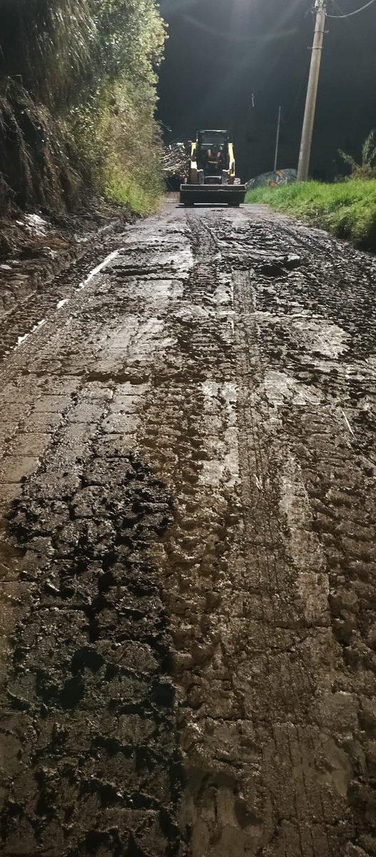 coequito's tweet photo. 🚨#Activados24Siete | Finalizamos las labores tras deslizamiento de tierra en San José de Monjas, Puengasí. 🦺

@MunicipioQuito coordinó la atención. ⬇️

✅️ @ObrasQuito realizó la limpieza.
✅️ @AMT_Quito habilitó la vía.   

La @epemseguridad monitorea #Quito. 💙 https://t.co/VC7PrhJGil