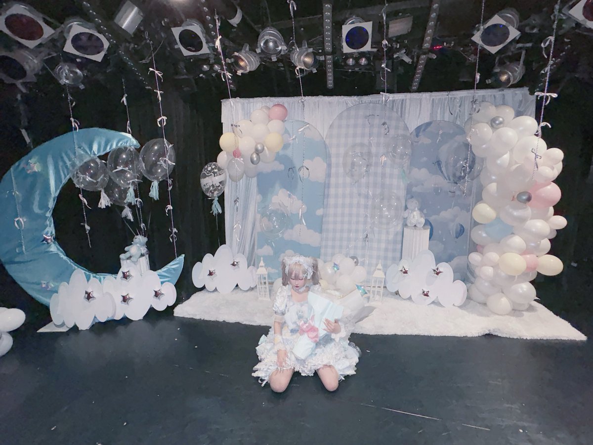 tmk_kamisama_'s tweet photo. 2026.6.5
♡.･ﾟ———————.･ﾟ♡

屑飼つみき生誕祭2026にお越しいただきありがとうございました♡
あっという間に当日がきて、あっという間にライブが終わって、あっという間に特典会も終わって…
1日ほんとうに楽しくて、全部が一瞬で過ぎていったな〜って感じてるт т

クラファンを頑張ってくれたみんなへ
こんなに素敵なプレゼントをありがとう♡
クラファンに協力してくれた君がいてくれたから、たくさんの「かわいい」を叶えることができました♡
そして、想像していたよりもたくさんの方に来てもらえてびっくりだったよ…！
素敵な景色を見せてくれてありがとう♡

憧れだった延長特典会もとっても楽しかった！
最後までいてくれたみんな、本当にありがとうт т
遅くまでたくさんお話できて楽しすぎたね♡

本当に書ききれないくらいたくさんの人のおかげで、素敵な1日になりました！！
これからも神様の言う通りで輝かせてください☆*。だいすきーーー！！