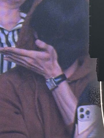 dojaeloves's tweet photo. is this jisung's watch? extra large for his extra large hands? https://t.co/mqC2ABA5Lk
