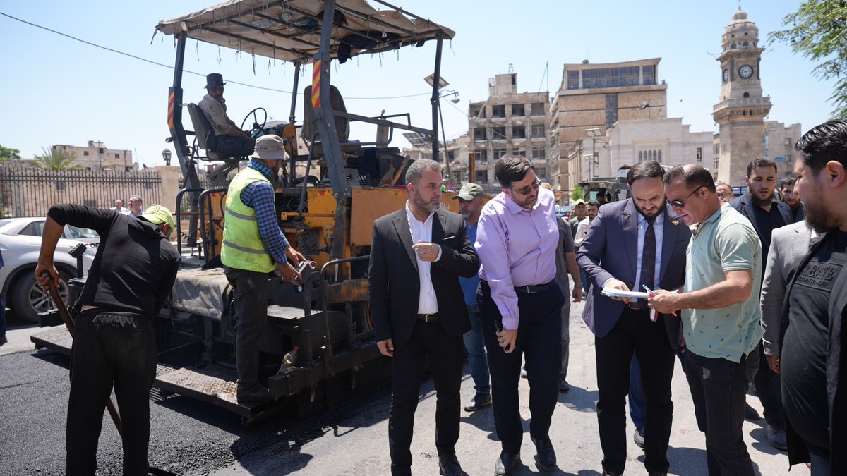 AleppoGov1's tweet photo. محافظ حلب يتفقد أعمال التزفيت في أحياء المدينة

أجرى محافظ حلب المهندس عزّام الغريب، اليوم السبت، جولة ميدانية لمتابعة أعمال تأهيل وتزفيت الطرق في أحياء مدينة حلب، برفقة نائبه السيد فواز هلال، وأعضاء المكتب التنفيذي، ورئيس مجلس المدينة.

وشملت الجولة أحياء القاطرجي، وباب الفرج، وميسلون، وقاضي عسكر، وباب الحديد، وطريق الحلوانية، ودوار جسر الحج، إلى جانب عدد من الشوارع الرئيسية والفرعية.

واطّلع المحافظ على سير الأعمال ونسب الإنجاز ضمن مشروع “صفر حفرة”، مؤكداً أهمية تسريع التنفيذ وضمان جودة الأعمال بما يسهم في تحسين واقع الطرق وتسهيل حركة المرور والتخفيف من الأعباء اليومية على الأهالي.

#صفر_حفرة
#محافظة_حلب