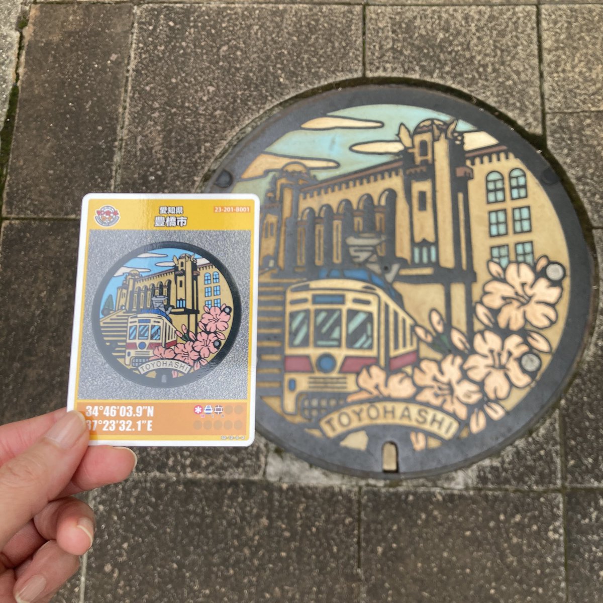 cawayo's tweet photo. 今日は豊橋へ。
豊橋駅の観光案内所では市役所がお休みなので2種類のマンホールカードがもらえました✌︎('ω'✌︎ )
実際のカラーマンホールは今までで一番発色良し。（時々ほとんど色が褪せたものがあるので…）

スタンプも珍しい2色に色分けされたものでした。
#マンホールカード https://t.co/6WEgiM9nUW
