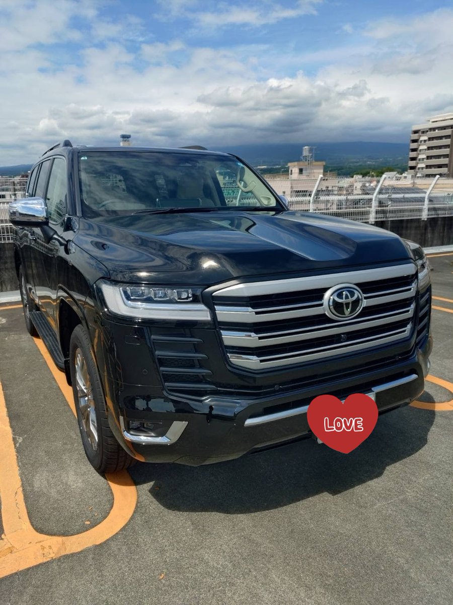 monpuchi77's tweet photo. 実は納車されていた私のランクル300でぇす🥰

今までずっと欲しかったから本当最高🥹✨️ https://t.co/zJH3IXwsjA