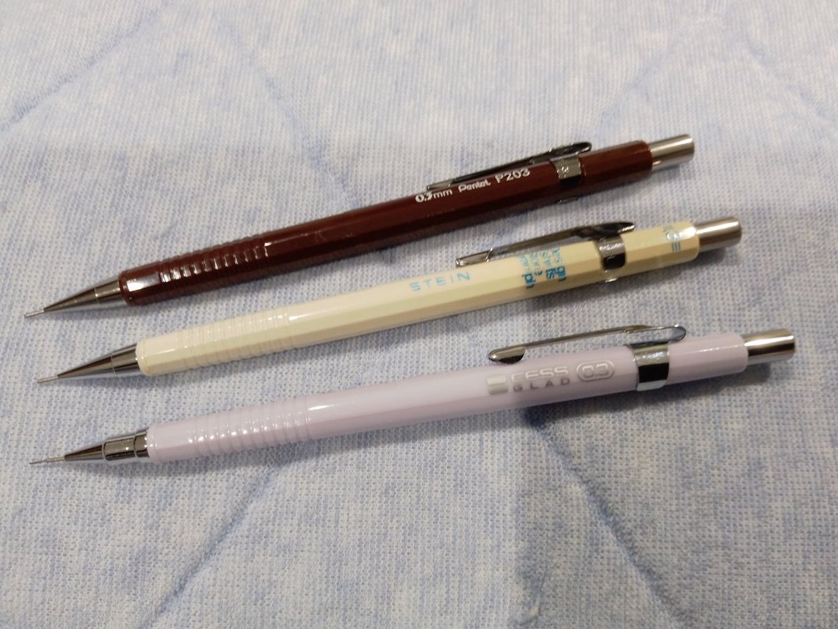 namepear's tweet photo. ずっと愛用してるぺんてるのグラニフコラボ。この軽さ（9g）と先端の細さが気に入りで、念のためP203を予備にゲットしたが色が好みじゃなかった。
そして100均で見つけた、すごくよく似た、色は好みだけど押し心地が違うシャープペン。
差し替えできたので、気に入りのメインが2本に。 https://t.co/EnZgl3VB08
