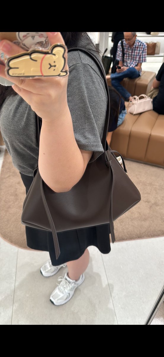 Clemencycalista's tweet photo. preloved charles&amp;keith calla totebag espresso size L di harga 1,2jt (asli 1,6jt) baru berapa kali pake aja > jual karena habis beli polene yang harganya lebih tinggi
hanya bisa splitpay karena admin fee oyen udah 22%, splitpay aman karena pake rek bank BCA dan transaksi di ig/wa https://t.co/AnKWLSgRza