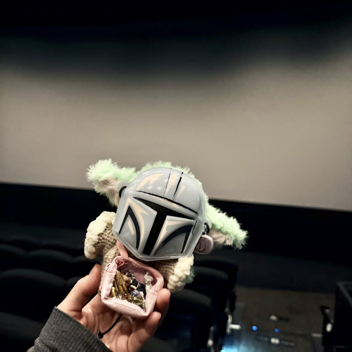 hnc_3's tweet photo. オープニングで「The Mandalorian（少しして）and Grogu」
ってタイトルが出た時、ドラマの時のタイトルはマンダロリアンだけだったのに、そこにグローグーが加わってちゃんと２人の物語になったんだって実感して胸が熱くなっちゃった。
シンプルなのにとても素敵なタイトル。 https://t.co/ns5PwAuQqQ