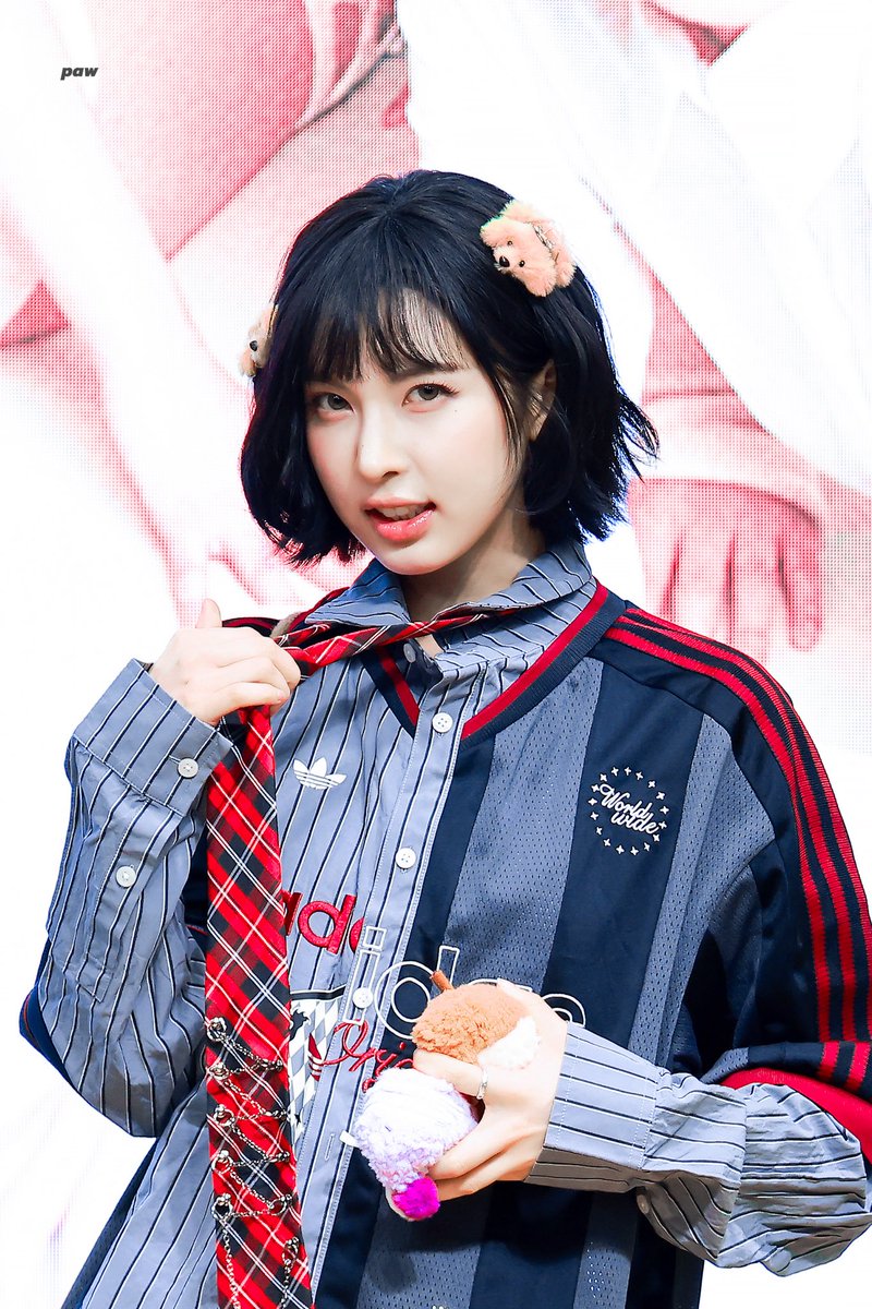 Paw_bae1228's tweet photo. 260606 오늘도 고마워🫳🏻수고했어

#NMIXX #엔믹스 #배이 #BAE https://t.co/karVw3N89P