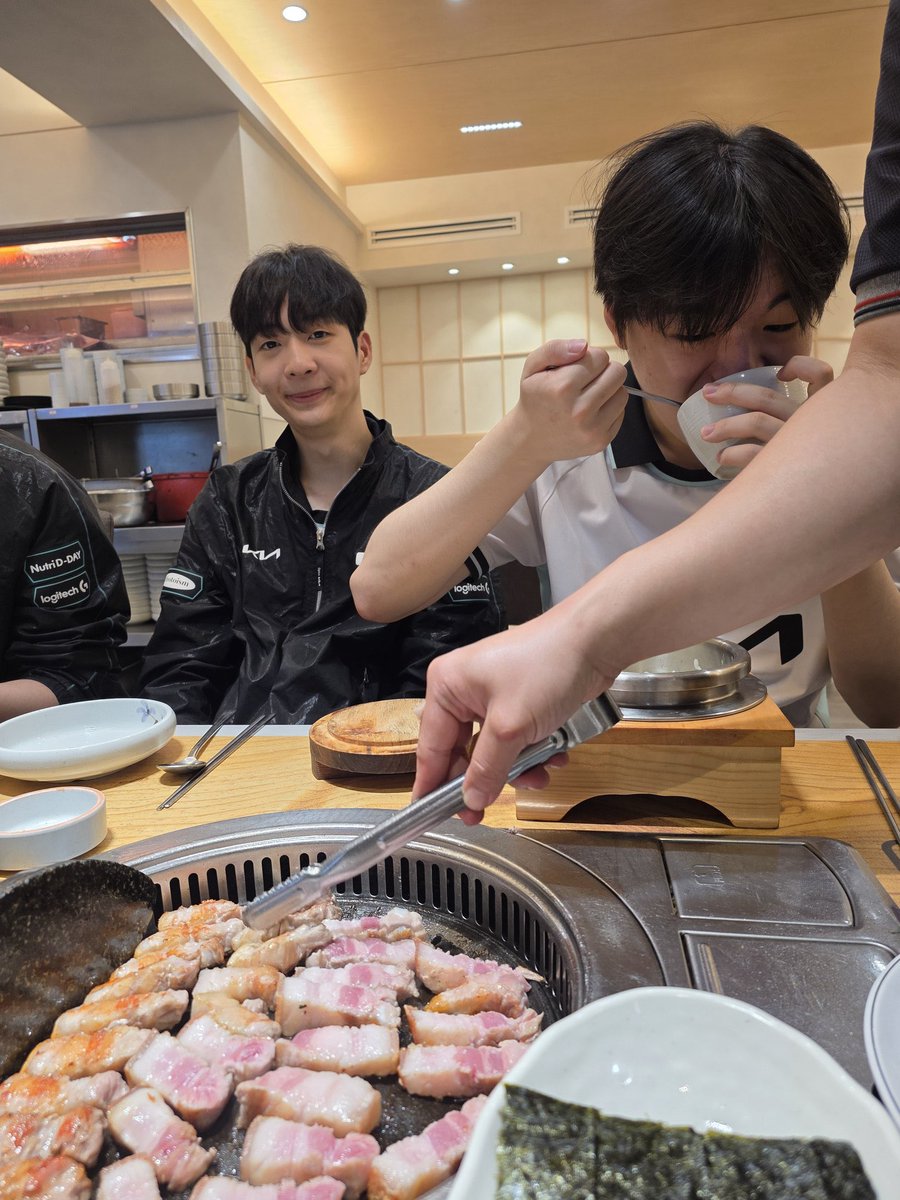 heosukipibot's tweet photo. 오른쪽분혹시일주일만에처음식사하시는건지 https://t.co/2CJkbFNw1A