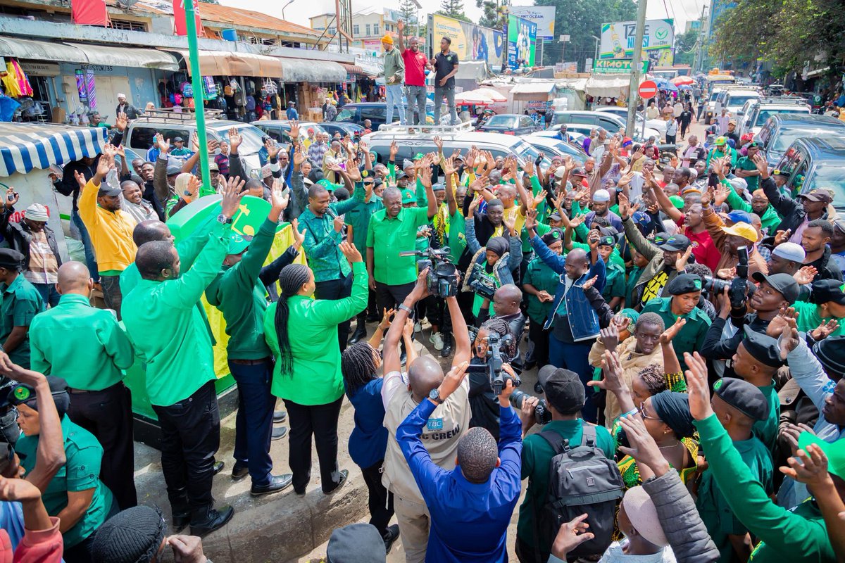 ccm_tanzania's tweet photo. 𝐀𝐑𝐔𝐒𝐇𝐀 𝐘𝐀𝐀𝐌𝐁𝐈𝐖𝐀 𝐊𝐔𝐂𝐇𝐀𝐆𝐔𝐀 𝐌𝐀𝐄𝐍𝐃𝐄𝐋𝐄𝐎 𝐁𝐀𝐃𝐀𝐋𝐀 𝐘𝐀 𝐌𝐀𝐀𝐍𝐃𝐀𝐌𝐀𝐍𝐎

Arusha Mjini, Arusha | 06 Juni 2026

Katibu wa NEC, Itikadi, Uenezi na Mafunzo wa CCM, Ndugu Kenani Laban Kihongosi, amewataka wananchi wa Arusha kuendelea kulinda amani, umoja na mshikamano wa Taifa kwa kutokubali kushawishiwa na siasa za chuki, migawanyiko na maandamano yasiyo na tija kwa maendeleo ya wananchi.

Akizungumza na wanachama wa CCM na wananchi wa Shina la Wakereketwa Noah Saccos, Arusha Mjini, Ndugu Kihongosi amesema nguvu za vijana na wananchi zinapaswa kuelekezwa katika uzalishaji, ujasiriamali na kushiriki kikamilifu katika fursa zinazotokana na miradi ya maendeleo inayotekelezwa na Serikali ya Rais wa Jamhuri ya Muungano wa Tanzania, Dkt. Samia Suluhu Hassan.

Amesisitiza kuwa Arusha ina kila sababu ya kujivunia mafanikio ya miradi ya kimkakati inayotekelezwa katika sekta mbalimbali, huku akiwataka wananchi kuendelea kuunga mkono juhudi za Serikali na kushiriki katika kujenga uchumi imara kwa manufaa ya kizazi cha sasa na kijacho.

"Maendeleo yanajengwa kwa kazi, umoja na amani; si kwa migogoro na maandamano."

MTUMISHI WA WOTE

Tembelea: https://t.co/OpBqKYw71X
________________
#KaziNaUtuTunasongaMbele
#MtumishiWaWote
#CCMIpoKazini
#ArushaMjini