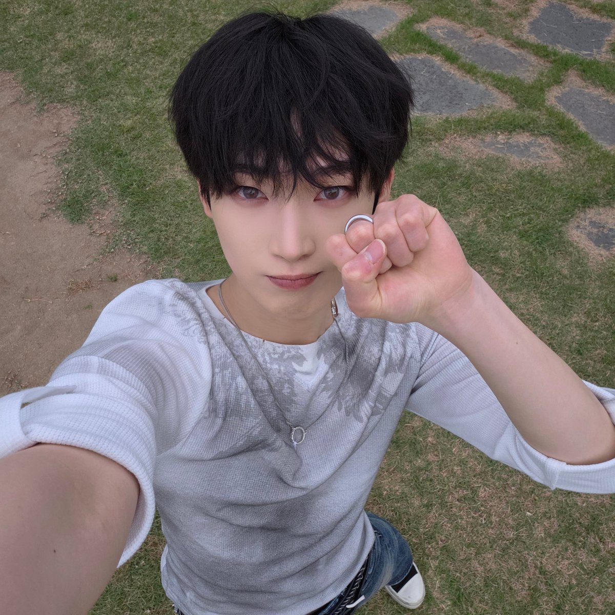 wywanny's tweet photo. คือนางยืนกางขาแล้วเอนตัวไปด้านหลังอีกหรอรูปนี้ การจะเป็นเน็ตไอนะคะ ไม่ง่ายเลย คนหลังตึงอาจจะเป็นได้ยาก 5555555555555 https://t.co/oGtZfGRVMk