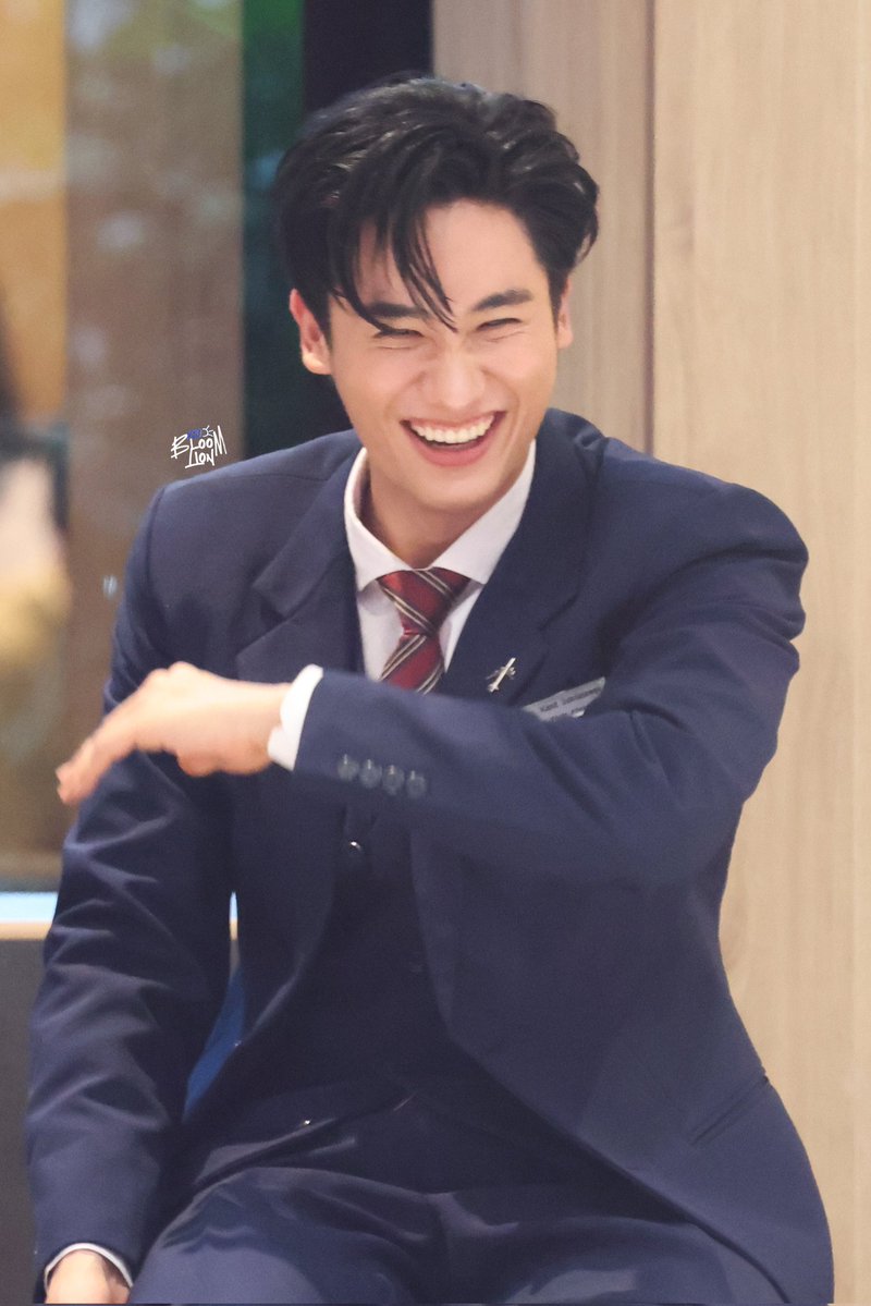 bloomlion's tweet photo. ไม่บอกว่าจะหล่อขนาดนี้ เตรียมตั้งรับไม่ทันซักอย่าง มือถือก็จะถ่าย กล้องก็จะถ่าย สติก็จะแตก ความดันก็ขึ้น 😂

@Tawan_V #Tawan_V
#ADogAndAPlaneEP2
#ADogAndAPlane https://t.co/Tkvw1l12Sk