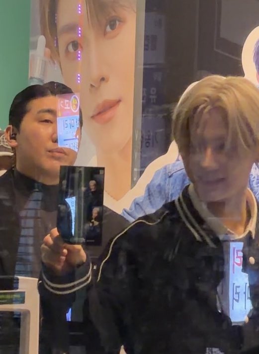 leoz02m's tweet photo. Sangwon was proudly showing off his photobooth pic with Leo so cute https://t.co/1pmzsVKBPF