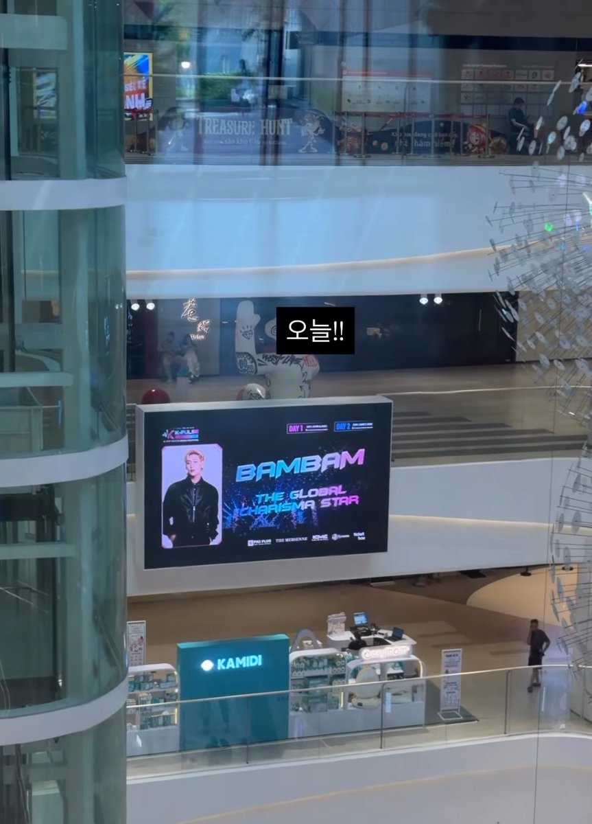 mootyBB's tweet photo. โปรโมทขึ้นจอกลางห้างด้วยนะ~ 

#BamBamxKPULSEHANOI https://t.co/zILxAZJ1zk