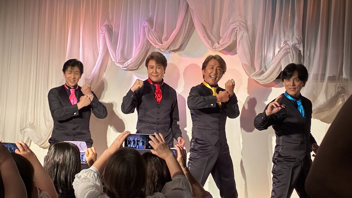 Naoya_Aikawa's tweet photo. 今日は新⭐︎ハッピー&ブルーのディナーショーに行って来ました。

俳優そして高校の大先輩、土屋圭輔さんはキリンレンジャー/ブラックビートもちろんのこと、オーレッド、ファイブブルー、リュウレンジャーによるムード歌謡グループ、素敵な歌声やMCであっという間のひと時でした⭐️🌌🐉👯‍♂️

特撮レジェンドによる特撮レジェンドな夜で、持ち歌だけでなく最高の夜でした！！🌃🍻