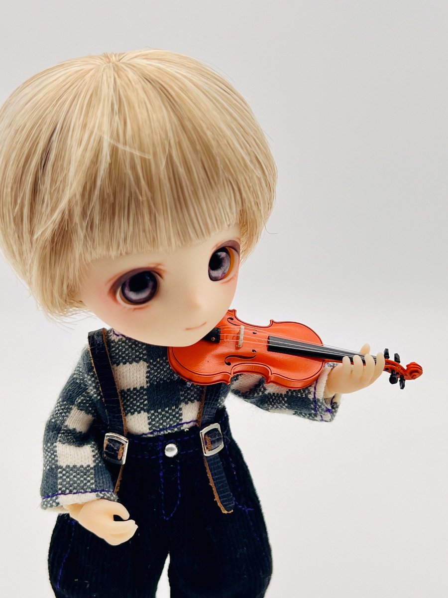 DRYRIVER13's tweet photo. @kuroinu_wan_ 1/12スケールはオビツ11用のヴァイオリンより若干大きいです。
実際にオビツ11に構えさせた写真が1枚目。並べた比較写真は2〜3枚目になります。

オビツ11用のキットも6月のイベントから通販含め販売予定です。 https://t.co/aqG6Pw7v7q