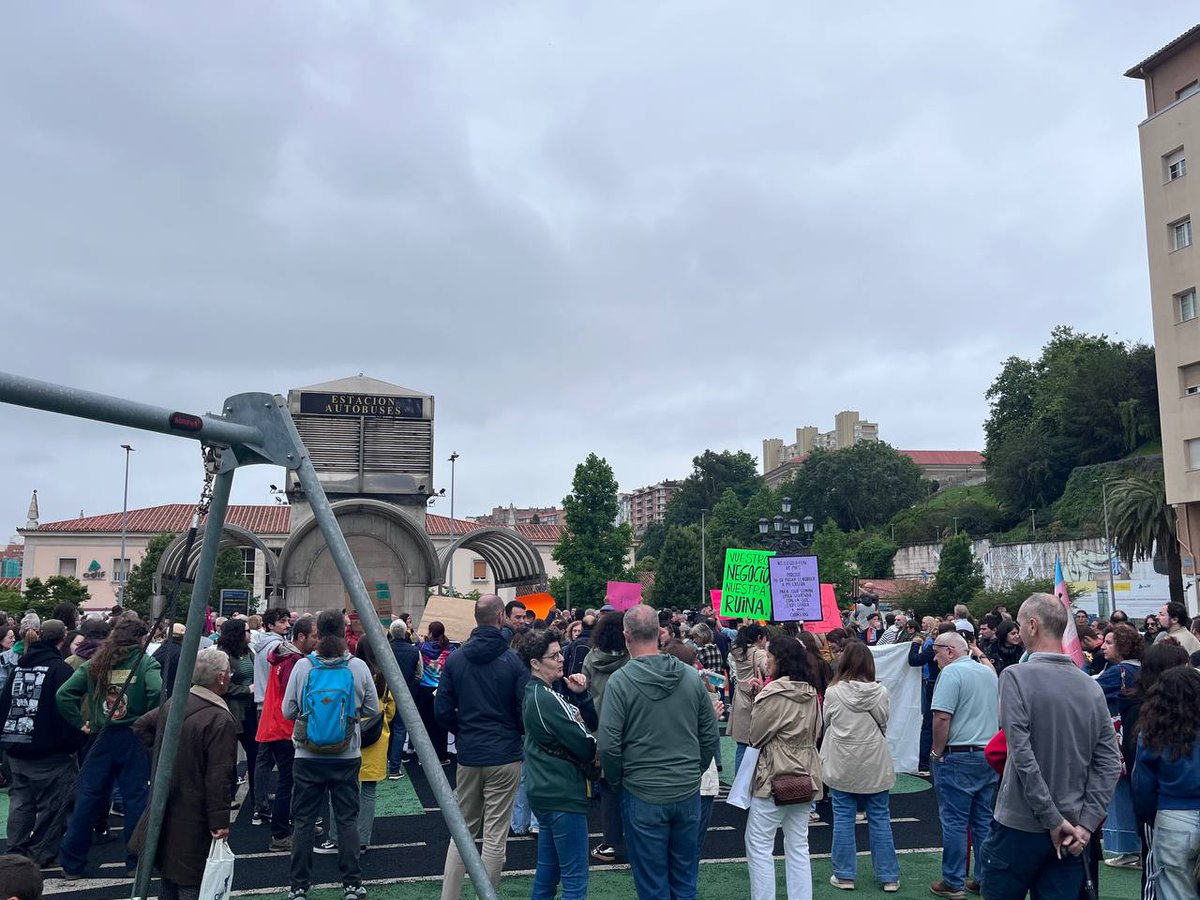 Podemos_CANT's tweet photo. Hemos recorrido las calles de #Santander junto a colectivos, agrupaciones, partidos y una mayoria social que exige tener un #CantabriaParaVivir. 
El modelo actual nos expulsa y no vamos a permitirlo.

#CantabriaParaVivir6J https://t.co/vEHvEMj66X