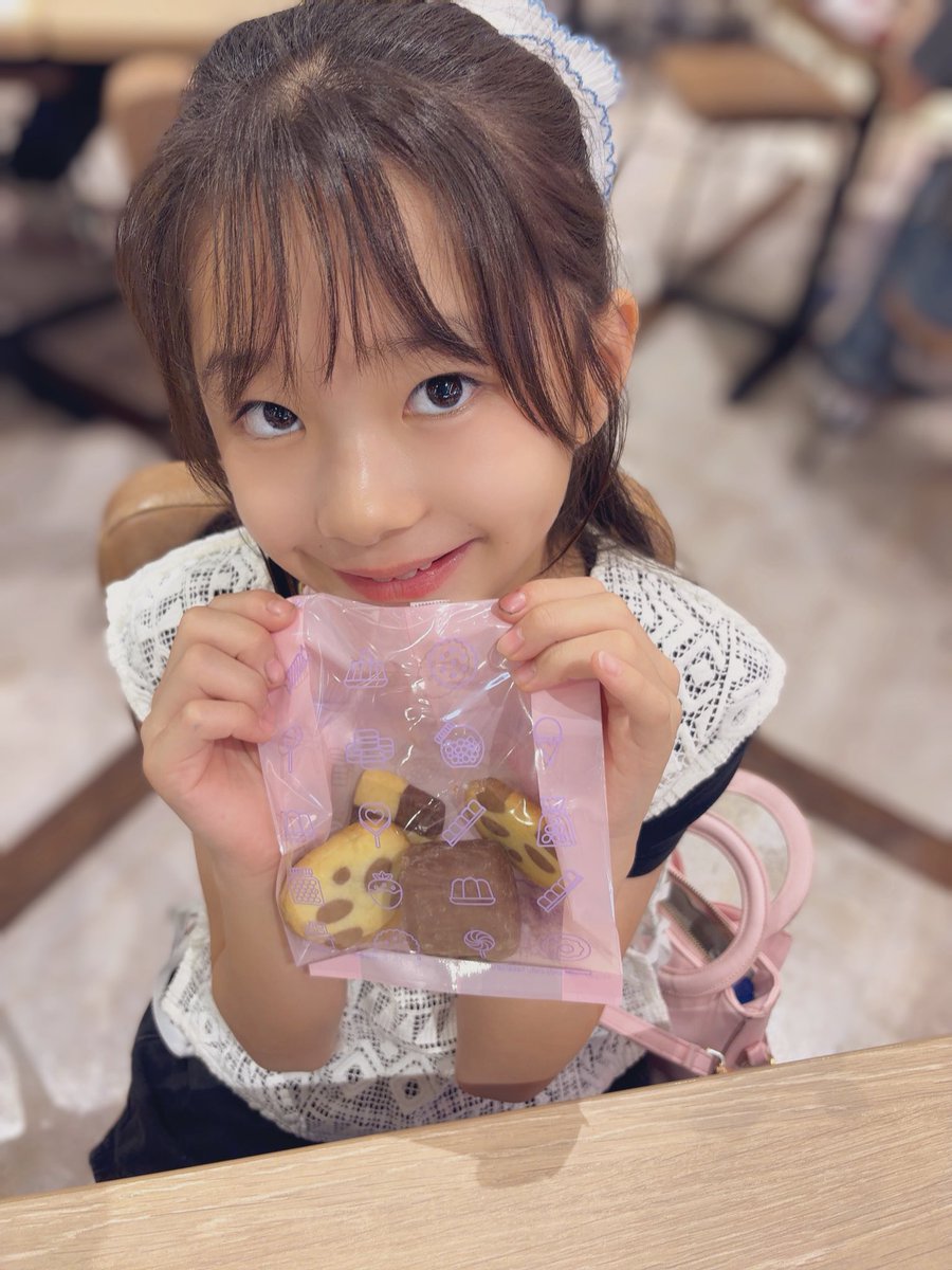DP_SARII925's tweet photo. こんばん🪄さりい( ᐛ)🪄︎︎◝✩

雑貨屋さんで量り売りの
🍭🍫(o(；□；`)o)買って買って！
ってお願いしてちょっとだけなら🙆‍♀️って言われたのに
量らずにレジ持って行ったら
¥500超えてて
めっちゃ👩🏻‍🦰の顔ﾔﾊﾞｶｯﾀよ
ﾆｯｺｫ(ˆ꒳ˆ ꐦ)
🐼クッキーが美味しかったよ😋
ゴンチャの🍑も飲んだよ✌🏻🍥 https://t.co/Ud8QDCsLPn