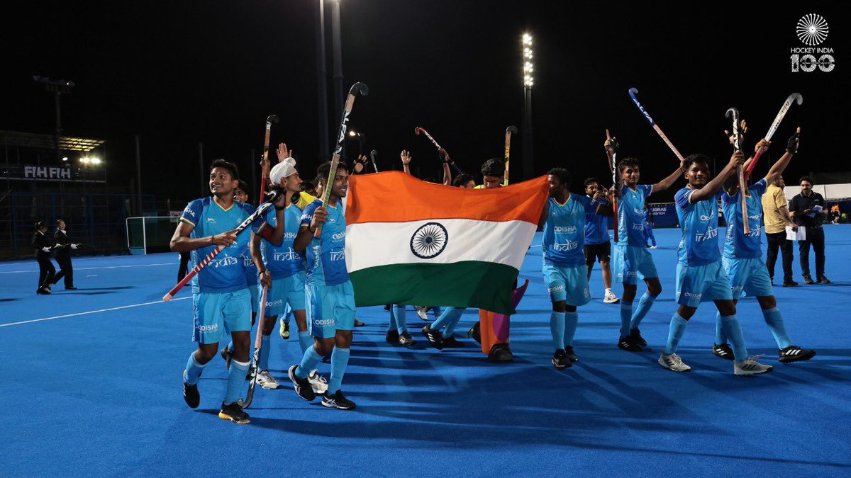 TheHockeyIndia's tweet photo. 𝐓𝐇𝐄𝐒𝐄 𝐌𝐎𝐌𝐄𝐍𝐓𝐒 𝐖𝐈𝐋𝐋 𝐋𝐈𝐕𝐄 𝐅𝐎𝐑𝐄𝐕𝐄𝐑 📸💙🏆

The smiles, the celebrations, the pride of wearing the Tricolour.

Here are the snapshots from a historic evening as India defeated Japan 4-1 to become Men's U18 Asia Cup 2026 Champions. 🇮🇳✨

#HockeyIndia #IndiaKaGame #U18AsiaCup2026 @imsardarsingh8