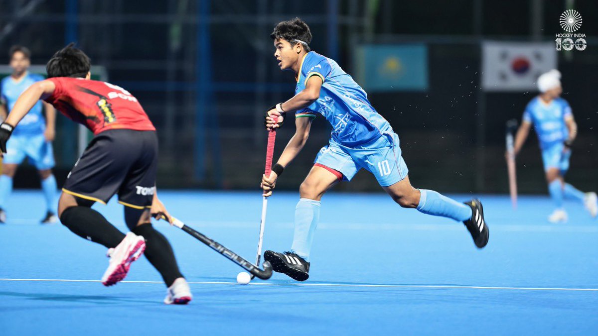 TheHockeyIndia's tweet photo. 𝐓𝐇𝐄𝐒𝐄 𝐌𝐎𝐌𝐄𝐍𝐓𝐒 𝐖𝐈𝐋𝐋 𝐋𝐈𝐕𝐄 𝐅𝐎𝐑𝐄𝐕𝐄𝐑 📸💙🏆

The smiles, the celebrations, the pride of wearing the Tricolour.

Here are the snapshots from a historic evening as India defeated Japan 4-1 to become Men's U18 Asia Cup 2026 Champions. 🇮🇳✨

#HockeyIndia #IndiaKaGame #U18AsiaCup2026 @imsardarsingh8