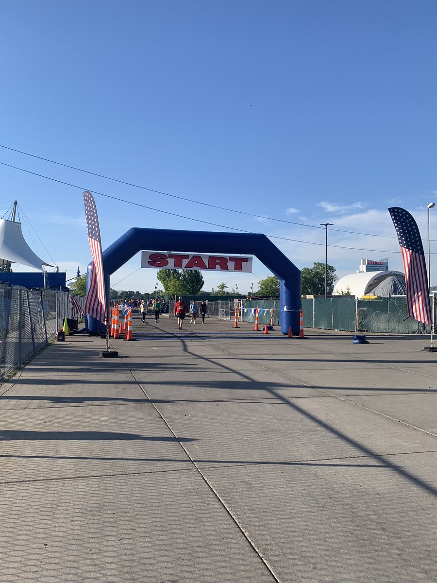 mogippa414's tweet photo. 本日はDetroit Riverfront 10kmレース

さすがデトロイトといったDJがゴリゴリの4つ打ちかましてたり、大人数で参加してる人もいたり、ちょっとしたお祭りムード

そんな中私はデトロイトリバーを見ながら岸際にネドリグ放り込みたいなんて

あと20分でスタート！

#カヤックバスフィッシングランナー https://t.co/4yatJywHl0