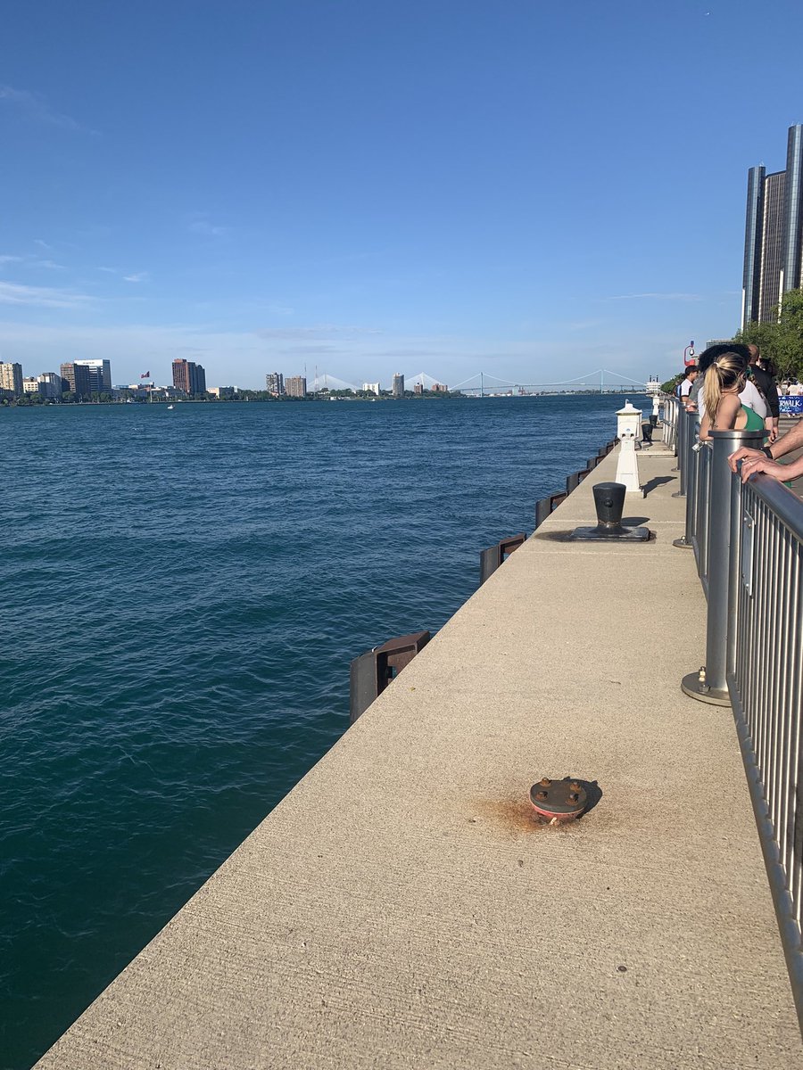 mogippa414's tweet photo. 本日はDetroit Riverfront 10kmレース

さすがデトロイトといったDJがゴリゴリの4つ打ちかましてたり、大人数で参加してる人もいたり、ちょっとしたお祭りムード

そんな中私はデトロイトリバーを見ながら岸際にネドリグ放り込みたいなんて

あと20分でスタート！

#カヤックバスフィッシングランナー https://t.co/4yatJywHl0