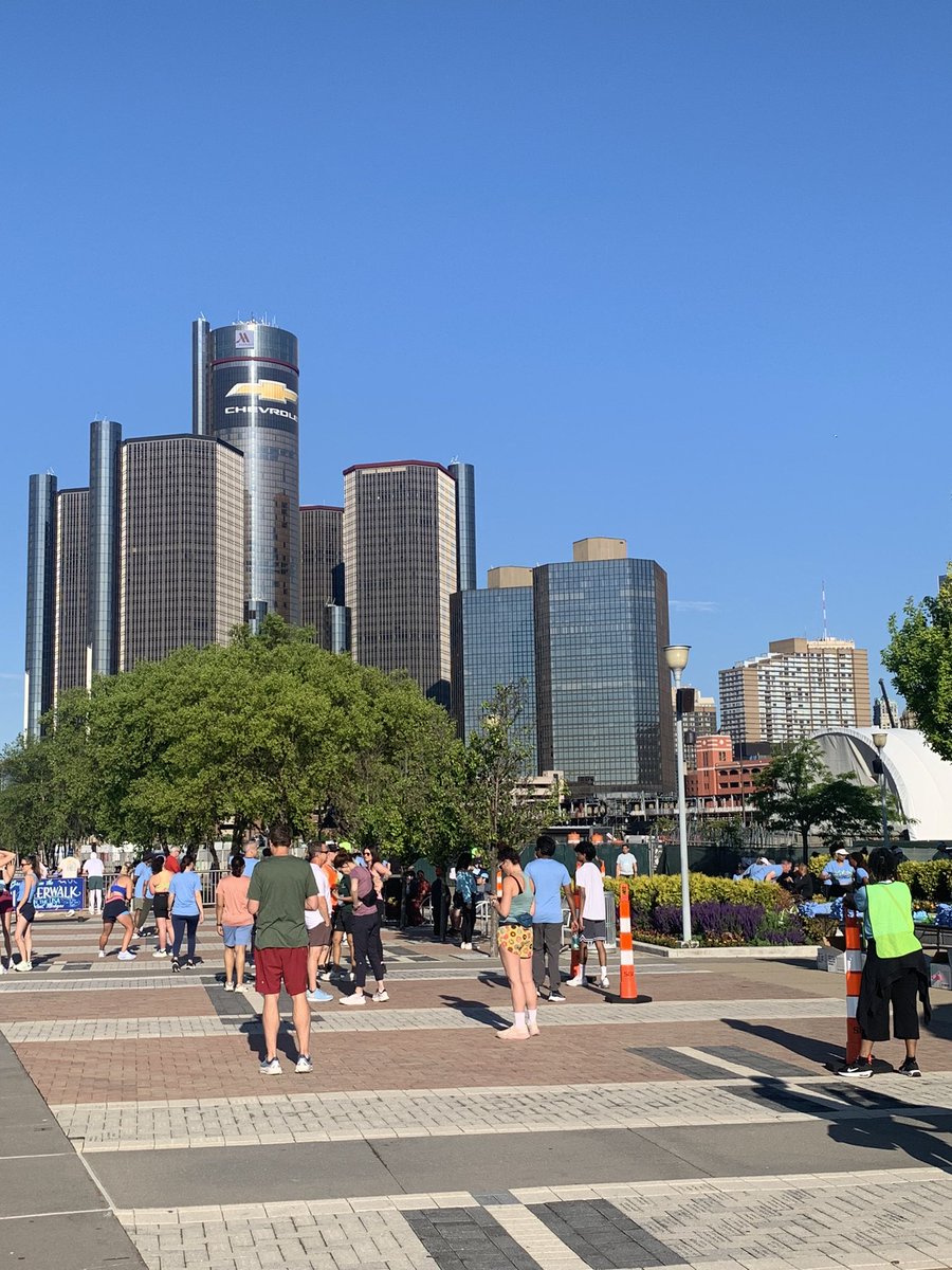 mogippa414's tweet photo. 本日はDetroit Riverfront 10kmレース

さすがデトロイトといったDJがゴリゴリの4つ打ちかましてたり、大人数で参加してる人もいたり、ちょっとしたお祭りムード

そんな中私はデトロイトリバーを見ながら岸際にネドリグ放り込みたいなんて

あと20分でスタート！

#カヤックバスフィッシングランナー https://t.co/4yatJywHl0