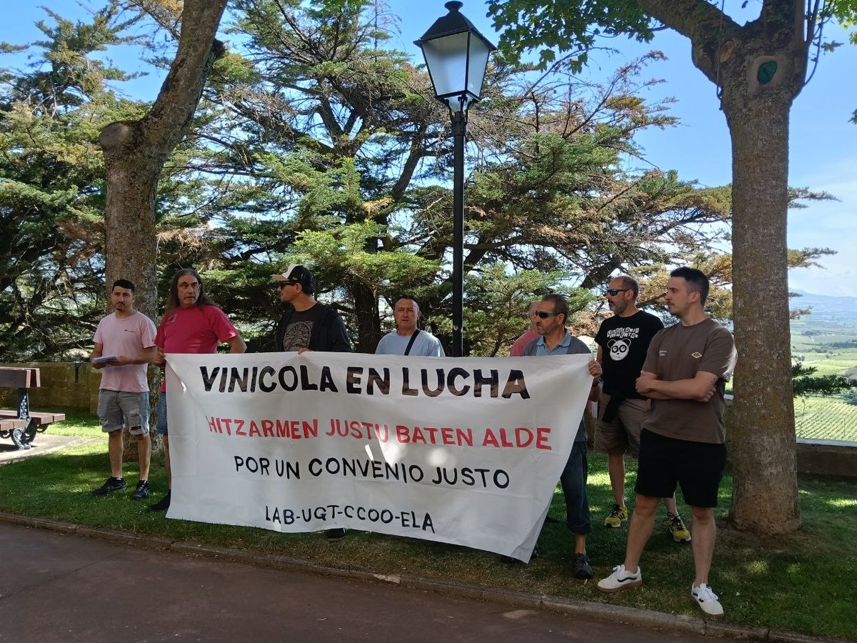 CCOOindustria's tweet photo. ▪️Arabako ardo sektoreko langileek hitzarmen duin baten aldeko mobilizazioa egin dute Laguardian.
▪️Sector vinícola de Araba en lucha por un convenio digno! https://t.co/CNh9IFTpZK
