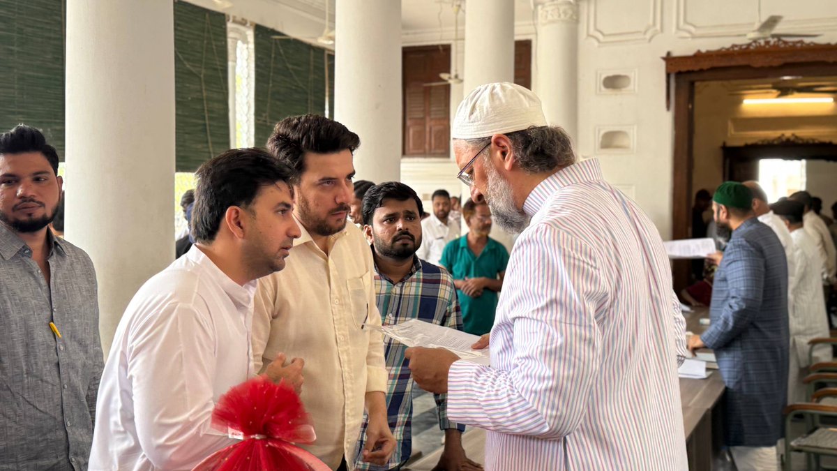 aimim_national's tweet photo. Hyderabad: Sadr-e-Majlis Barrister @asadowaisi Sahab, AIMIM MLAs aur MLC, Party Headquarters Darussalam mein awaam ke masaail sunne mein masroof hain. InshaAllah! tamaam masaail ko jald az jald hal karne ki poori koshish ki jaayegi. https://t.co/zSOoBFyKjW