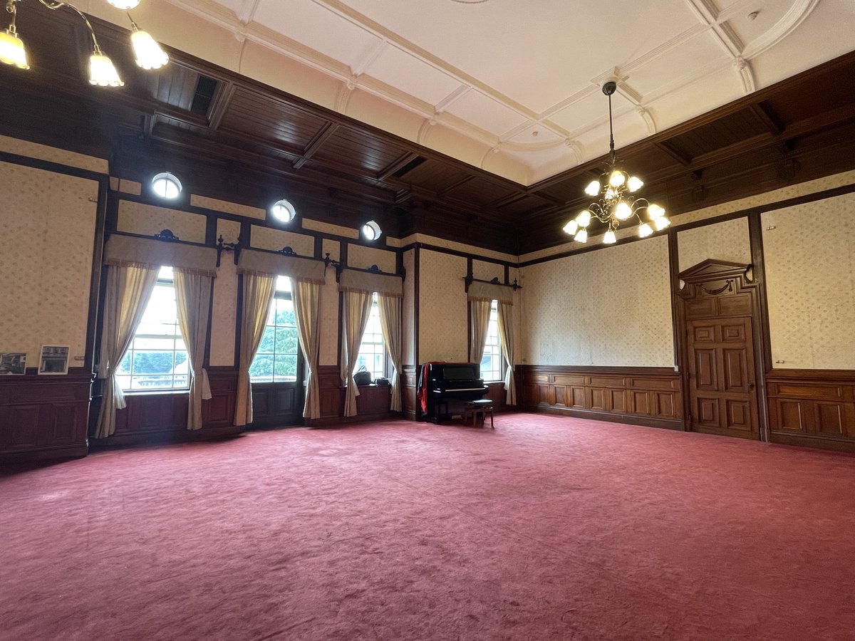 rikei_hayanon's tweet photo. 京都府庁旧本館のピアノを弾かせていただきました🎹その後、理系とーくのともよしさん@RikeiTalk にお会いして河原町ガーデンのピアノも弾いてきました。京都！ https://t.co/WT1yDszgZn