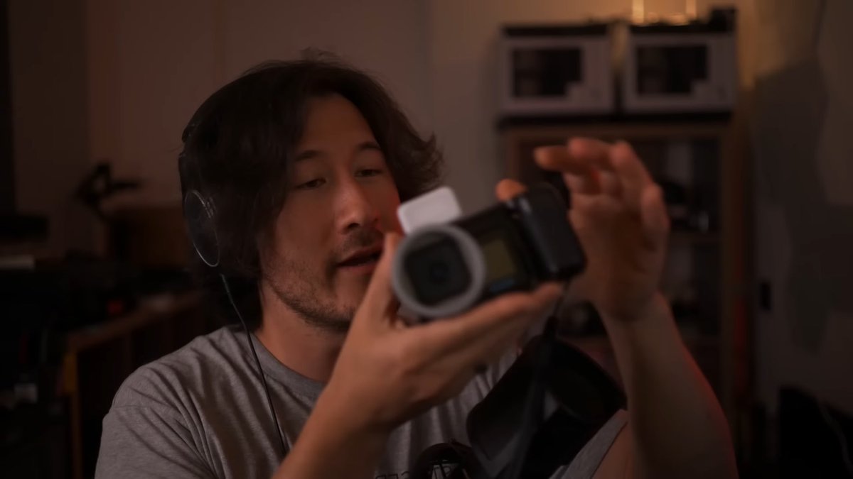 phan2187's tweet photo. grown man plays with new $700 toy on stream https://t.co/R9ywtlqXDf