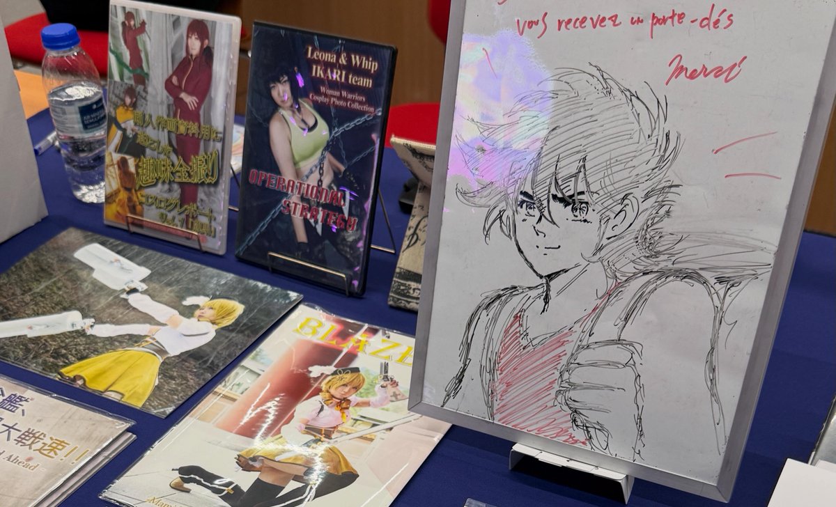 azudra's tweet photo. Manga Mania Montélimarに参戦中🙌

主催さん、カメラマンさん、作品をお迎えしてくれた方、一緒に写真の皆さん、ありがとう😉😸
私の写真集も飛×蔵本もグエスレ本もお迎えしてもらって、最高に嬉しいですね😸

集合写真に通行の方が写り込んで、都度ハプニング😅

楽しんでます🙌

パトリスさんとセドリックさんと母と(๑˃̵ᴗ˂̵)
ありがとう＆ありがとう(*´꒳`*)

#MangaMania
#MangaManiaMontélimar
#Japanesecoser
#SEI_cosplay
#AZUREDRAGON