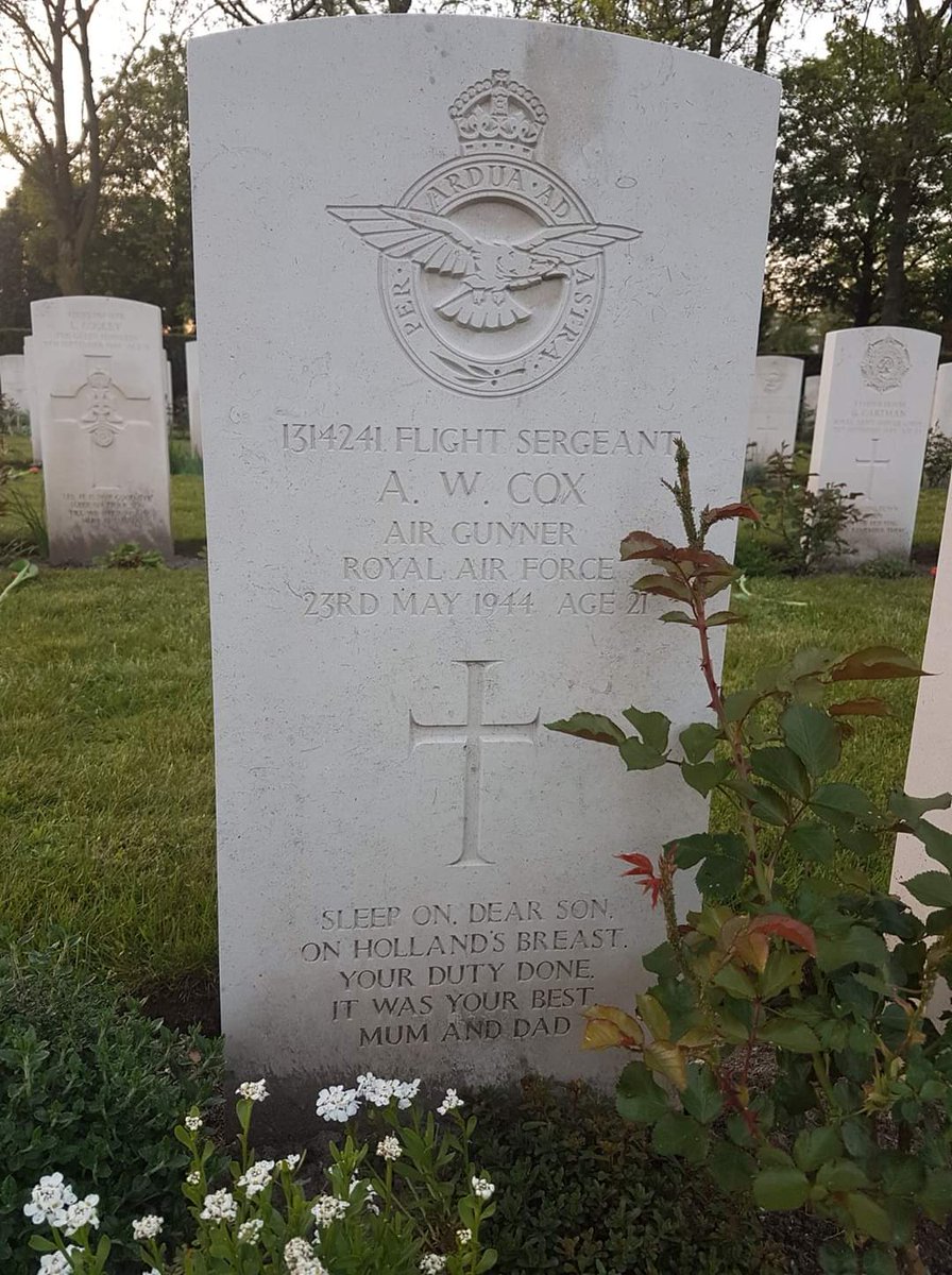 PixelPlatoon80's tweet photo. Twee weken voor D-Day gevallen, maar het mooiste en meest persoonlijke eerbetoon dat ik reeds op een grafsteen van de Tweede Wereldoorlog zag.

Sleep on, dear son.
On Holland's breast.
Your duty done.
It was your best.
Mum and dad

Kippenvel. https://t.co/L2PWMhGax6
