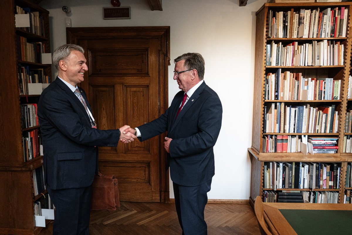 Finmin's tweet photo. Abas puses pauda ieinteresētību turpināt attīstīt ekonomisko sadarbību, veicinot investīcijas, uzņēmējdarbības kontaktus un kopīgus attīstības projektus.  

📍 Tikšanās notika @EBRD / ERAB pilnvarnieku valdes gada sanāksmes un biznesa foruma ietvaros Rīgā. https://t.co/TXBQjjahWa