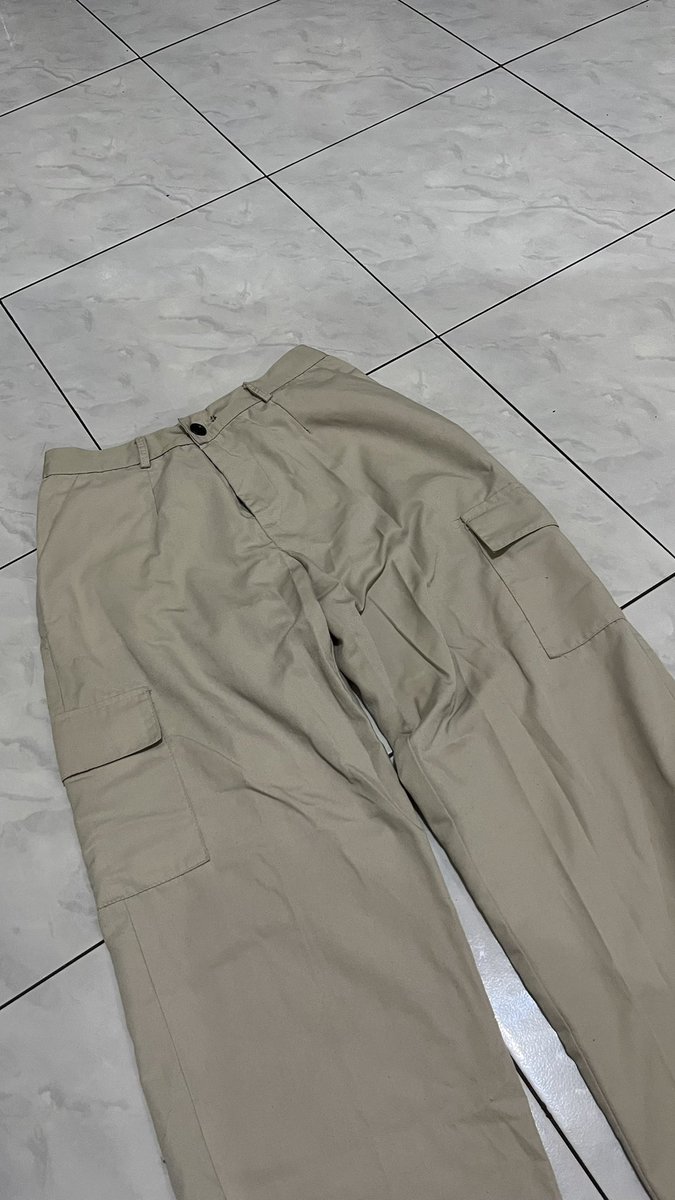 flurryzan's tweet photo. haloo gaiss aku mau preloved celana cargo 36k ‼️ 

-panjang : 95 
  lingkar pinggang : 80 
- detail produk bisa tanya lewat dm 
-dikirim dari Jawa Tengah 
-bisa shopee

yang minat bisa dm yaaa ‼️ https://t.co/rp6z0zzLQy