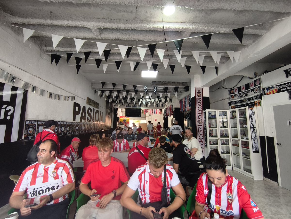 Jonatan367's tweet photo. Partido de alto riesgo entre @CDCastellon y @U_D_Almeria 
Compartiendo la previa 🍻 desde bien entrada la mañana.
Y ahora esperando 🥘😋 https://t.co/ryNVNpxFff
