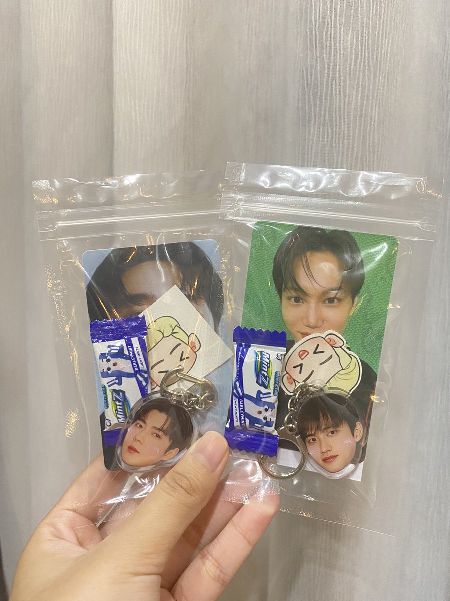 jwonnyou's tweet photo. dapet freebiesnya kaya ginii yaa gaisss (photocard+keychain+stiker+permen)☺️🫶🏻 https://t.co/kxpTvylbJu