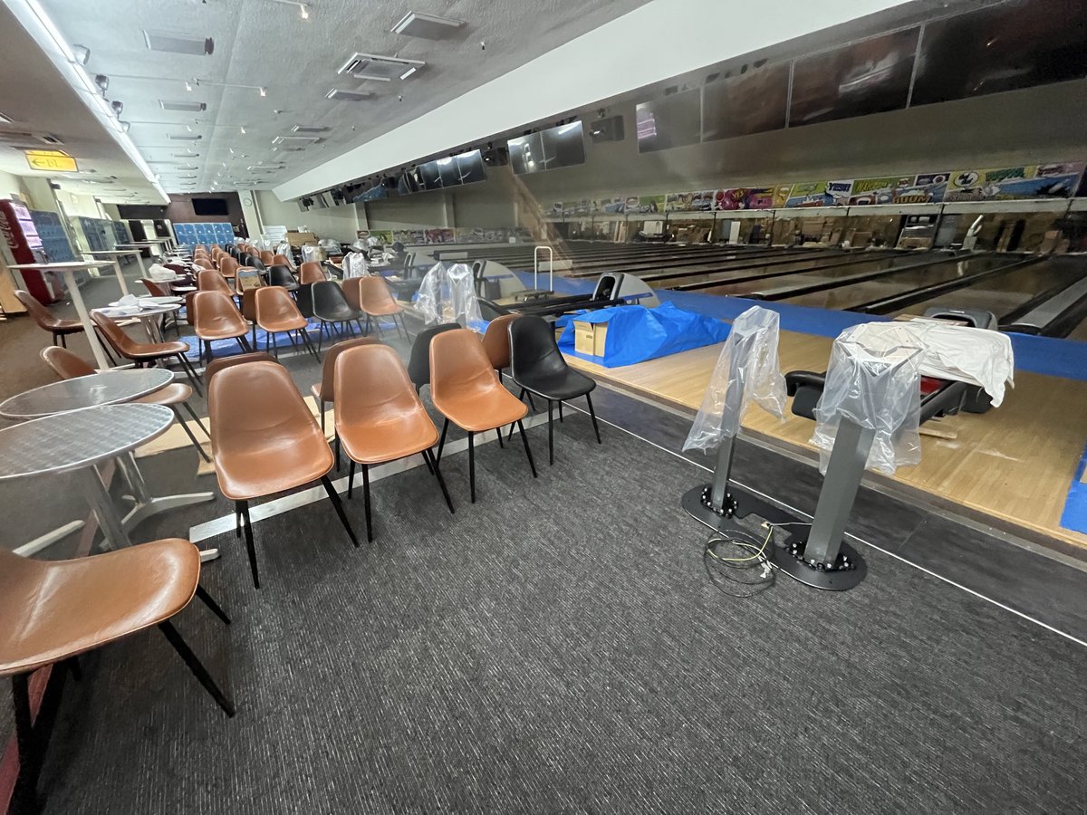kitakoganebowl's tweet photo. 新しい絨毯張りや、ペンキ塗りなど少しずつリニューアルオープンに向けて準備が進んでいます！
駐車場に今まで使っていたピンスポッターが置かれ珍しい光景になってます！
#北小金ボウル　#グランドオープン　#リニューアル工事 https://t.co/Vf89XmkCi0