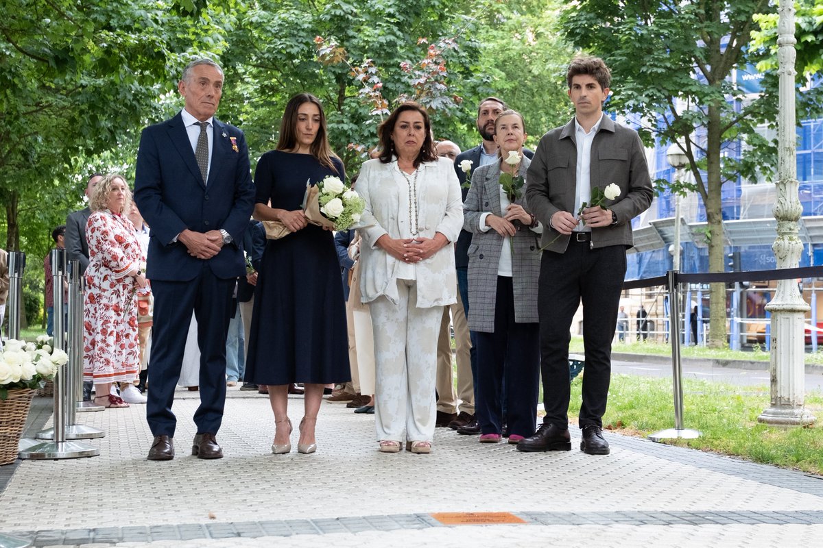 jon_insausti's tweet photo. Recordar el pasado, es aprender lo que nunca debió suceder

Hoy Donostia recuerda a Luis García Lozano, asesinado por ETA en 1991, y avanza hacia un futuro más justo, comprometido con la libertad, la democracia y los derechos humanos

#Donostia #SanSebastián https://t.co/WLBbu8rt90