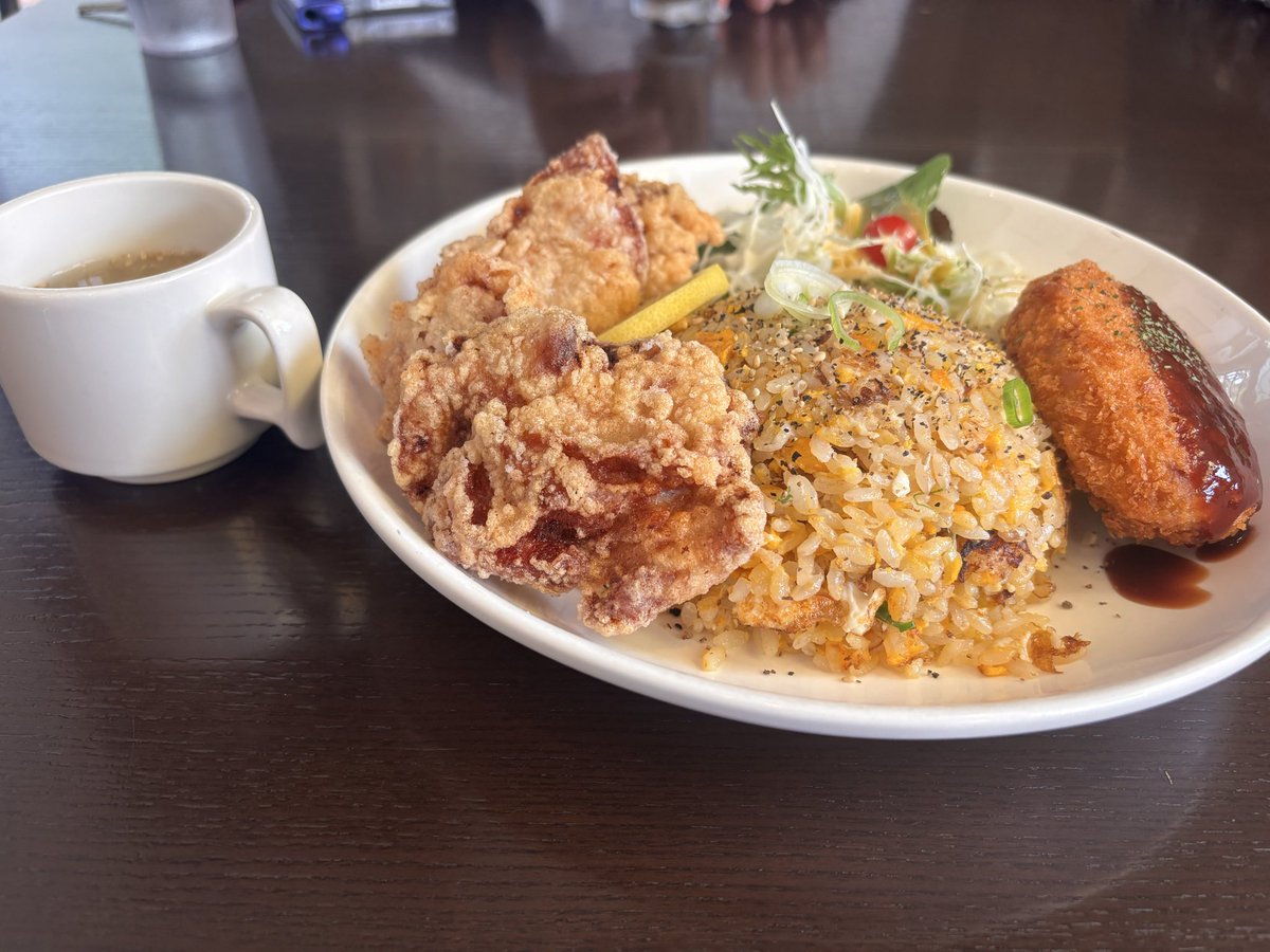 sennin33hiro's tweet photo. バイクツーリングで250kmくらい走ってきた🫣
大盛りなのに小さく見えるのはなんでだろう🧐
写ってるおっ◯いもほんとはでかいのか⁉️🤩 https://t.co/QmV3knkdal