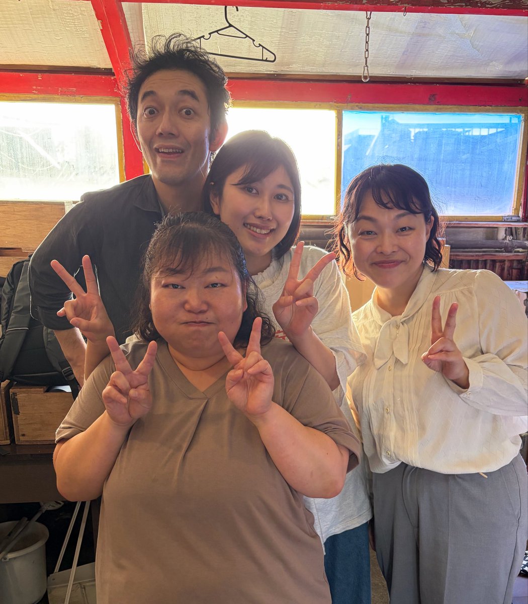 shinko3bikiwok1's tweet photo. 電動夏子安置システムapp.17『Oxymoron(オクシモロン)』
2日目にして5公演が終了いたしました。

明日で終わってしまう事に
寂しさを伝えてくれる共演者。
追加で明日も観に来てくださるお客様。

明日め生きるために
ご来場お待ちしております。
劇団員犬井を添えて…
#オクシロモン　#電夏 https://t.co/GV1shnQ3Kb