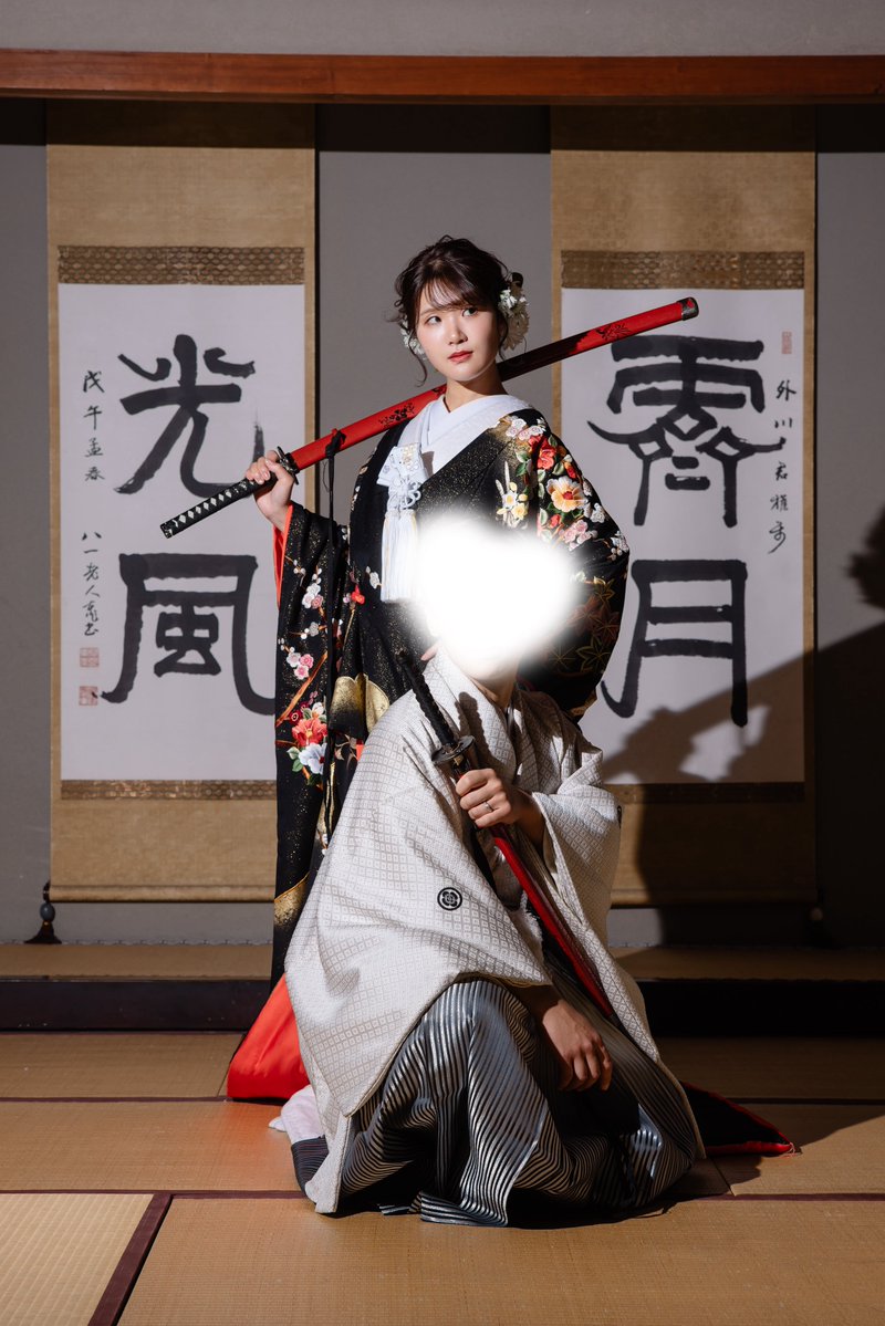 Yufaaaaaaa's tweet photo. ウェディングフォトの時に打掛着るしと思って許可を貰い兼さんと国広を持ち込みさせてもらったんだけど全然ウェディング感なくて笑った😂
2枚目が全ての写真の中でいちばん盛れたしつよつよ審神者感すごい https://t.co/5JhCZ71sKs